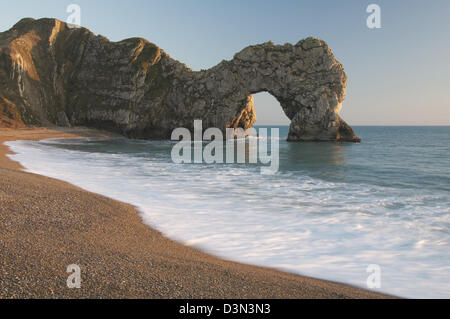 Durdle Door, in Dorset. Diese spektakulären natürlichen Kalkstein-Bogen ist ein Wahrzeichen auf der Jurassic Coast in Südengland. Vereinigtes Königreich. Stockfoto