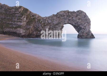 Durdle Door, in Dorset. Diese spektakulären natürlichen Kalkstein-Bogen ist ein Wahrzeichen auf der Jurassic Coast in Südengland. Vereinigtes Königreich. Stockfoto