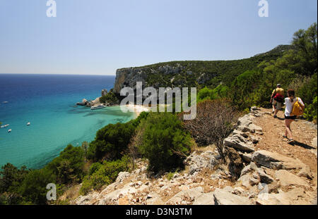 Touristen, die trekking zum berühmten Strand von Cala Luna, in der Küste von Cala Gonone, Golf von Orosei, Sardinien, Italien Stockfoto