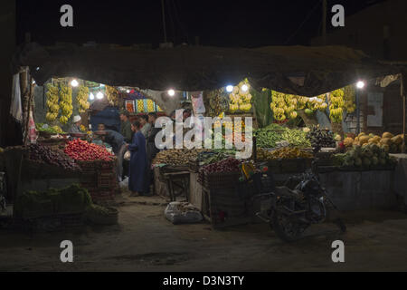 Regionale Produkte zum Verkauf in der Oase Siwa, Ägypten in der Nacht. Stockfoto