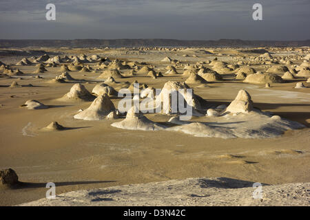 Blick über die Weiße Wüste, Ägypten. Erodierte Kreide Formationen. Stockfoto