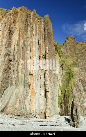 Coraliferous Klippen zeigen Spalten cal die drei Schornsteine, Sand Strand auf Marloes Pembrokeshire Coast National Park Stockfoto