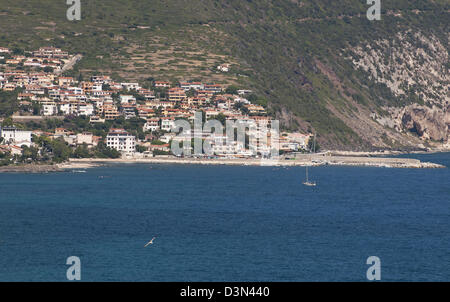 Panoramische Luftaufnahme von Dorgali, Cala Gonone Stadt, mit seinem Hafen mitten im Golf von Orosei, Ostküste von Sardinien, Italien Stockfoto