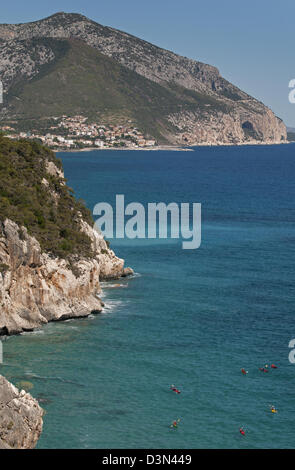 Panoramische Luftaufnahme von Dorgali, Cala Gonone Stadt, mit seinem Hafen mitten im Golf von Orosei, Ostküste von Sardinien, Italien Stockfoto