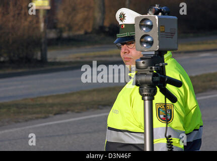 Magdeburg, Deutschland, Verkehrspolizist, ausgeführt durch einen Radarkontrolle Stockfoto