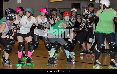 Amateur Roller Derby Liga in Groton, CT Geldbeschaffung für die Opfer der Newtown Dreharbeiten Stockfoto