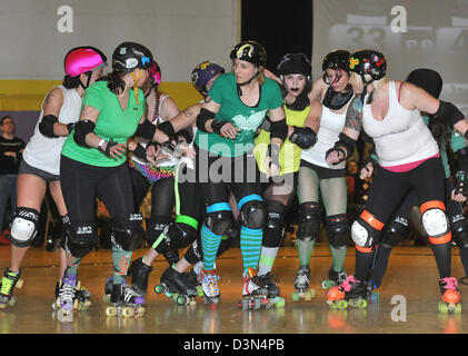 Amateur Roller Derby Liga in Groton, CT Geldbeschaffung für die Opfer der Newtown Dreharbeiten Stockfoto