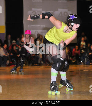 Amateur Roller Derby Liga in Groton, CT Geldbeschaffung für die Opfer der Newtown Dreharbeiten Stockfoto