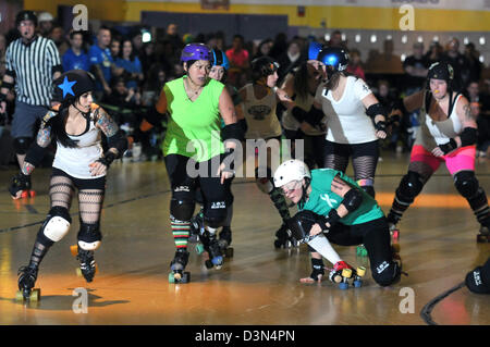 Amateur Roller Derby Liga in Groton, CT Geldbeschaffung für die Opfer der Newtown Dreharbeiten Stockfoto