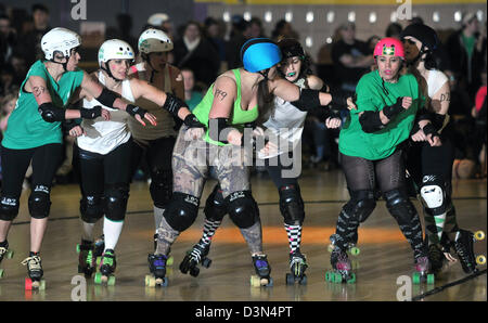 Amateur Roller Derby Liga in Groton, CT Geldbeschaffung für die Opfer der Newtown Dreharbeiten Stockfoto