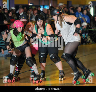 Amateur Roller Derby Liga in Groton, CT Geldbeschaffung für die Opfer der Newtown Dreharbeiten Stockfoto