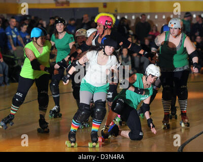 Amateur Roller Derby Liga in Groton, CT Geldbeschaffung für die Opfer der Newtown Dreharbeiten Stockfoto