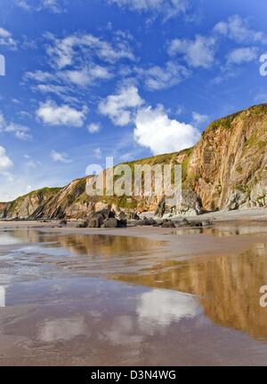 Urlaubsort an der Küste Strand am Marloes Sands Pembrokeshire Coast National Park im Spätsommer Stockfoto