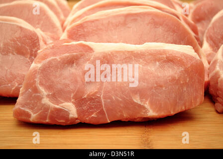 Ohne Knochen Schweinekoteletts auf ein Schneidebrett Stockfoto