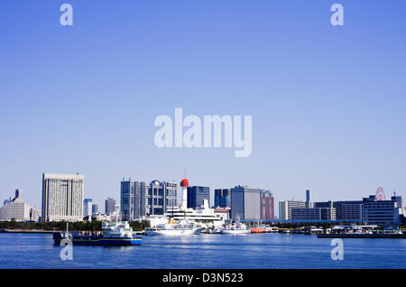 Skyline von Odaiba von einem vorbeifahrenden Schiff aus der Bucht von Tokio, Japan Stockfoto