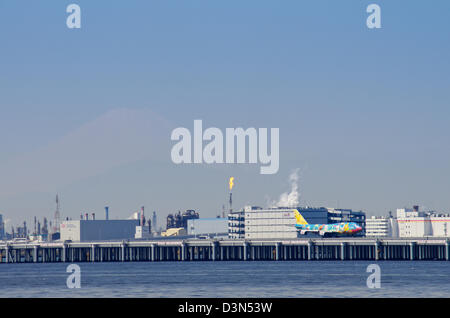 Flughafen Tokio-Haneda aus der Bucht mit der Silhouette des Mt. Fuji im Hintergrund & ANA Pokemon Jet auf der Piste, Tokyo, Japan Stockfoto