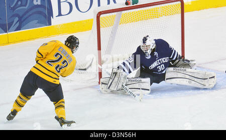 Quinnipiac University Vs UCONN Eishockey Spiel Action. 22.02.2013. Quinnipiac schaffte es auf den nationalen Meisterschaften im Jahr 2013 Stockfoto