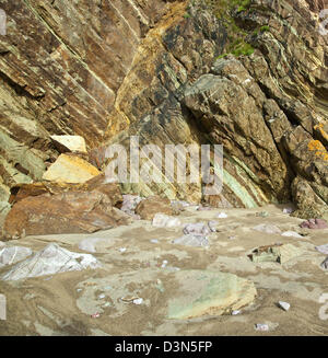 Felsen und Klippen Gesichter mit eine abwechslungsreiche Geologie im Marloes Sands beach Pembrokeshire Coast Nationalpark im Spätsommer South West Wa Stockfoto