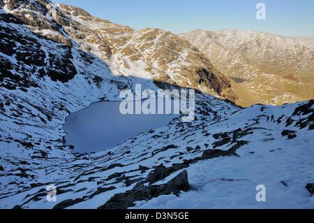 Niedrigwasser, Tarn auf der Greis Coniston im Winter im englischen Lake District Stockfoto