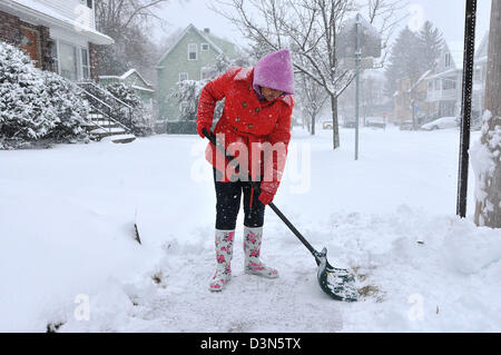 Schneeschaufeln bei Sturm in CT USA Stockfoto