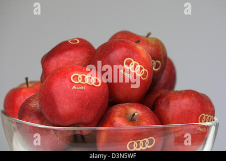 Hamburg, Deutschland, die Auto-Hersteller Audi Logo auf rote Äpfel Stockfoto