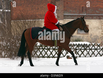 Hoppegarten, Deutschland, Reiten auf einem Pferd durch den Schnee Weihnachtsmann Stockfoto