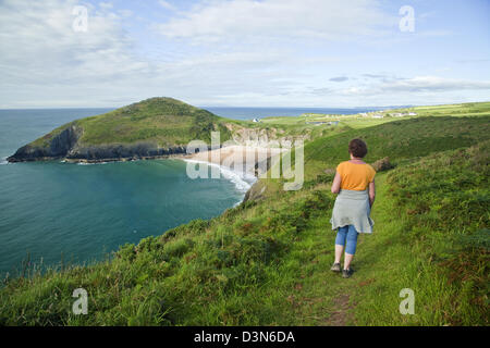 Blick auf Foel-y-Mwnt und den Strand vom Cardigan Coastal Path in Ceredigion Wales Stockfoto