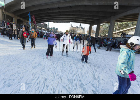 Menschen Havinfg Spaß auf des weltweit größte Eisbahn - Rideau Canal Skateway - während Winterlude Stockfoto