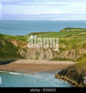 Blick auf Bucht und Strand am Mwnt Fron Cardigan Küstenweg in Ceredigion Wales Stockfoto