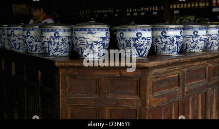Blaue und weiße Porzellan Gläser mit Yangzhou Gurken in einem Geschäft in Yangzhou, Jiangsu Provinz, China. 5. Februar 2013 Stockfoto