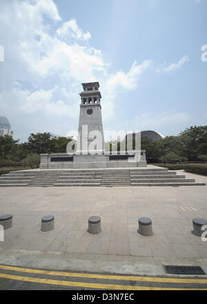 Das Ehrenmal vor dem Esplanade-Zentrum in Singapur ist das erste militärische Denkmal für Soldaten des 1. und 2. Weltkrieg Stockfoto