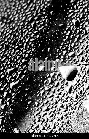 Kondensation Wassertropfen auf einer Kunststoffoberfläche Stockfoto