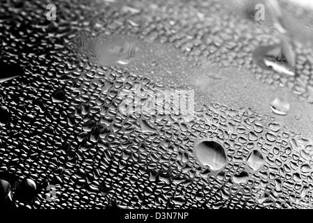 Kondensation Wassertropfen auf einer Kunststoffoberfläche Stockfoto