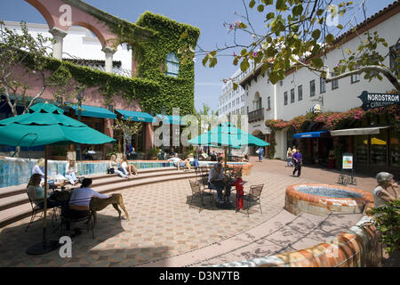 Paseo Nuevo Mall auf der State Street versprüht den spanischen Stil Charme so symbolisch von Santa Barbara, Kalifornien, USA Stockfoto