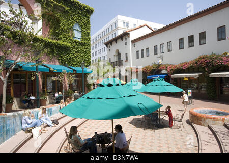 Paseo Nuevo Mall auf der State Street versprüht den spanischen Stil Charme so symbolisch von Santa Barbara, Kalifornien, USA Stockfoto