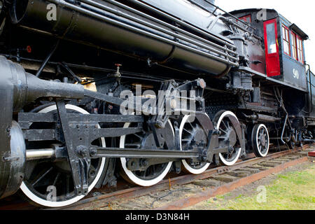 Alte schwarze Dampfzug Lok mit Nahaufnahme von Rädern und Kessel Stockfoto