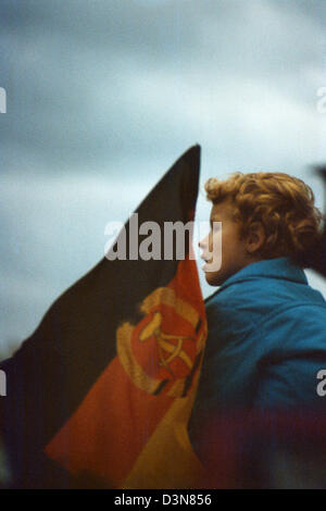 Berlin, DDR, Kind mit Nationalflagge am Jahrestag der DDR Stockfoto