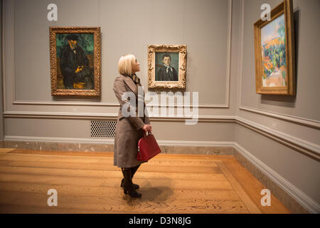 Blonde Frau Gemälde im Museum für Kunst betrachten.  National Gallery of Art, Washington DC Stockfoto