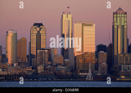 WASHINGTON: Die Hochhäuser der Innenstadt von Seattle und die Uferpromenade, einschließlich des Great Wheel, an der Elliot Bay von West Seattle. 2013 Stockfoto