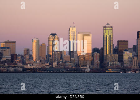 WASHINGTON: Die Hochhäuser der Innenstadt von Seattle und die Uferpromenade, einschließlich des Great Wheel, an der Elliot Bay von West Seattle. 2013 Stockfoto