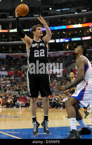 21. Februar 2013 - Los Angeles, Kalifornien, USA - 21. Februar 2013: Los Angeles, CA. San Antonio Spurs Center Tiago Splitter (22) schießt den Ball während des NBA-Spiels zwischen dem zwischen den Los Angeles Clippers und die San Antonio Spurs im Staples Center in Los Angeles, CA. David Hood/CSM. Stockfoto