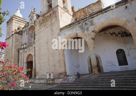 Frau verkaufen Kerzen und religiöse Bilder Iglesia de San Pedro y San Pablo in Villa de Etla, Oaxaca, Mexiko. Stockfoto