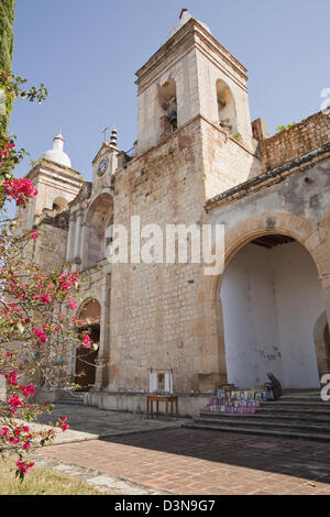 Frau verkaufen Kerzen und religiöse Bilder Iglesia de San Pedro y San Pablo in Villa de Etla, Oaxaca, Mexiko. Stockfoto