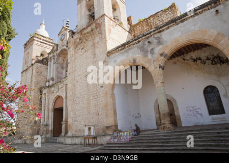 Frau verkaufen Kerzen und religiöse Bilder Iglesia de San Pedro y San Pablo in Villa de Etla, Oaxaca, Mexiko. Stockfoto