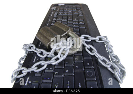 Computer-Tastatur mit Kette und Vorhängeschloss auf dem weißen Hintergrund gesichert Stockfoto