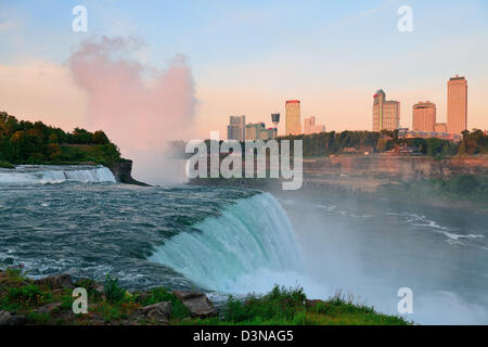 Niagarafälle-Sonnenaufgang in der Morgen-Nahaufnahme Stockfoto