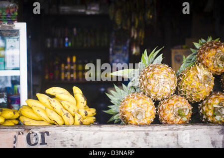 tropische Früchte, Bananen und Ananas in Asien verkauft. Foto ist im Lake Toba, Indonesien entstanden. Stockfoto