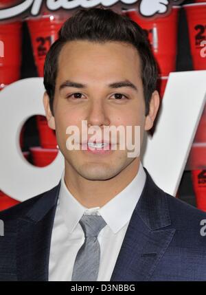 Skylar Astin im Ankunftsbereich für 21 und über Premiere, Regency Village Westwood Theatre, Los Angeles, CA 21. Februar 2013. Foto von: Dee Cercone/Everett Collection Stockfoto