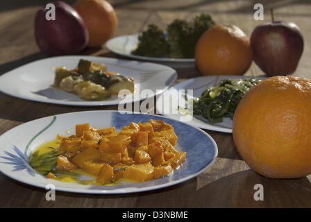 Vielzahl von italienischen Grüns: Brokkoli, Kürbis, Zucchini, Chicorée und Obst Stockfoto