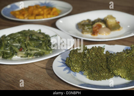 Vielzahl von italienischen Grüns: Brokkoli, Kürbis, Zucchini, Chicorée Stockfoto